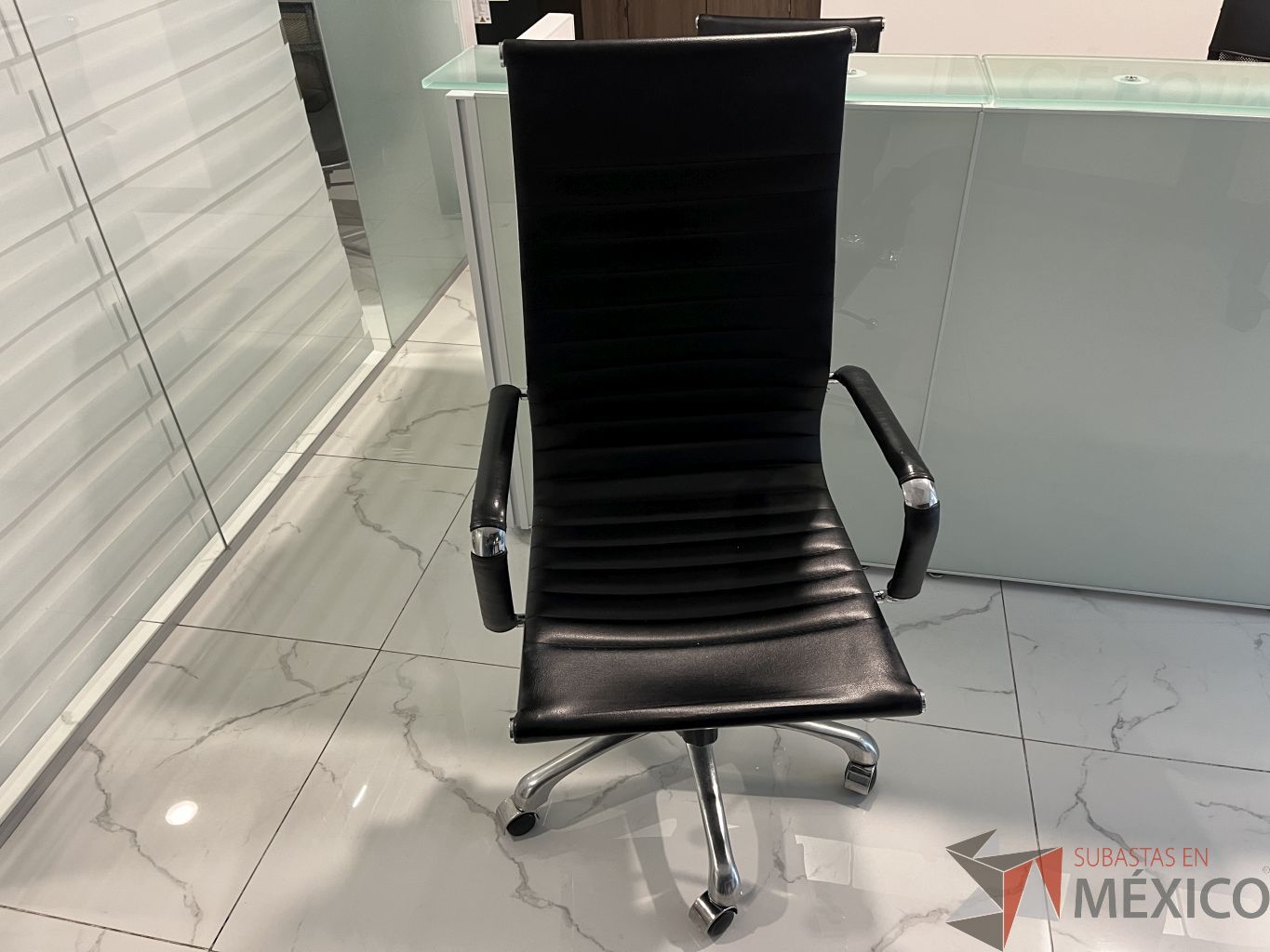 Lote 038 - Silla ejecutiva con ruedas, asiento y respaldo color negro - Imagen 6