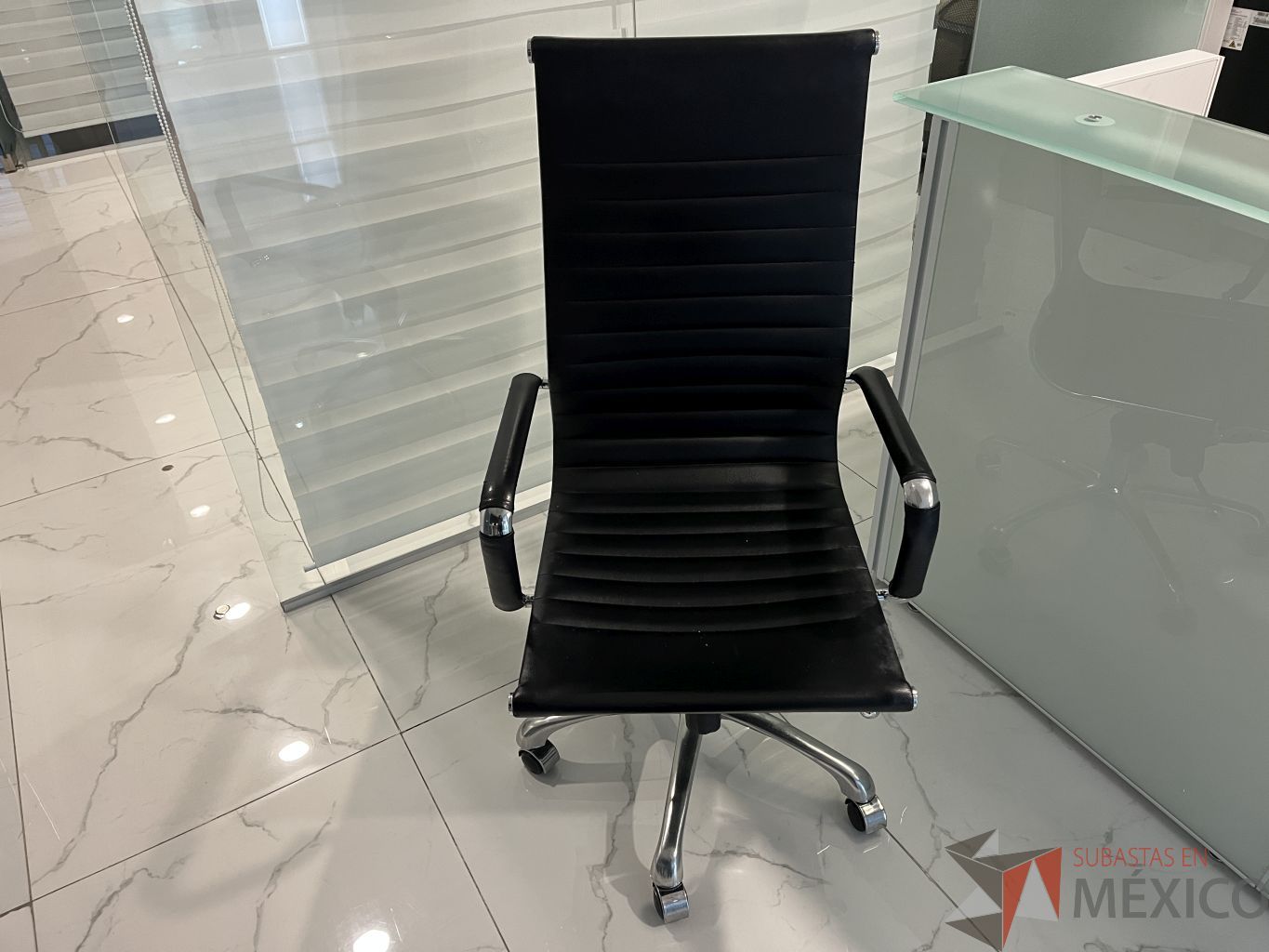 Lote 037 - Silla ejecutiva con ruedas, asiento y respaldo color negro - Imagen 6