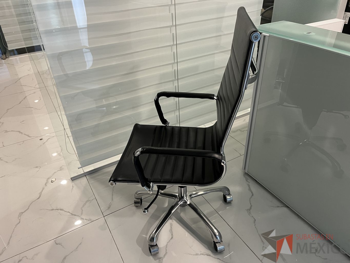 Lote 037 - Silla ejecutiva con ruedas, asiento y respaldo color negro - Imagen 5