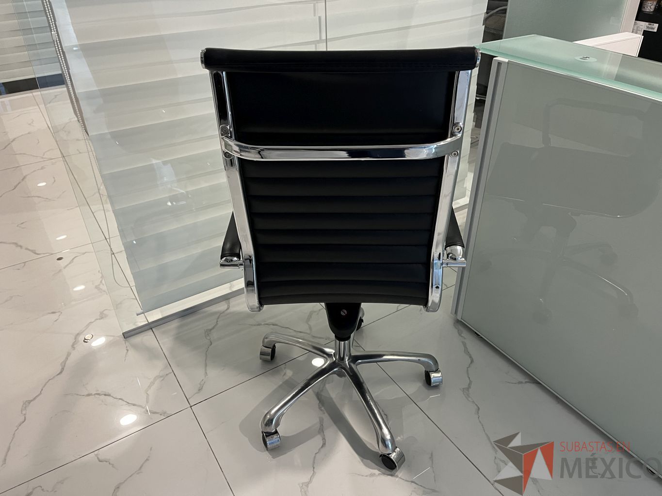 Lote 037 - Silla ejecutiva con ruedas, asiento y respaldo color negro - Imagen 4