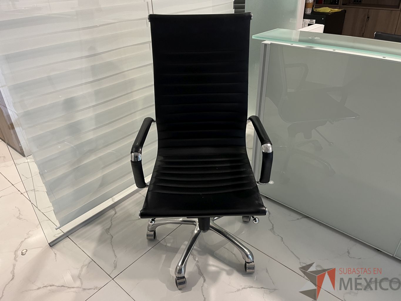 Lote 037 - Silla ejecutiva con ruedas, asiento y respaldo color negro - Imagen 3