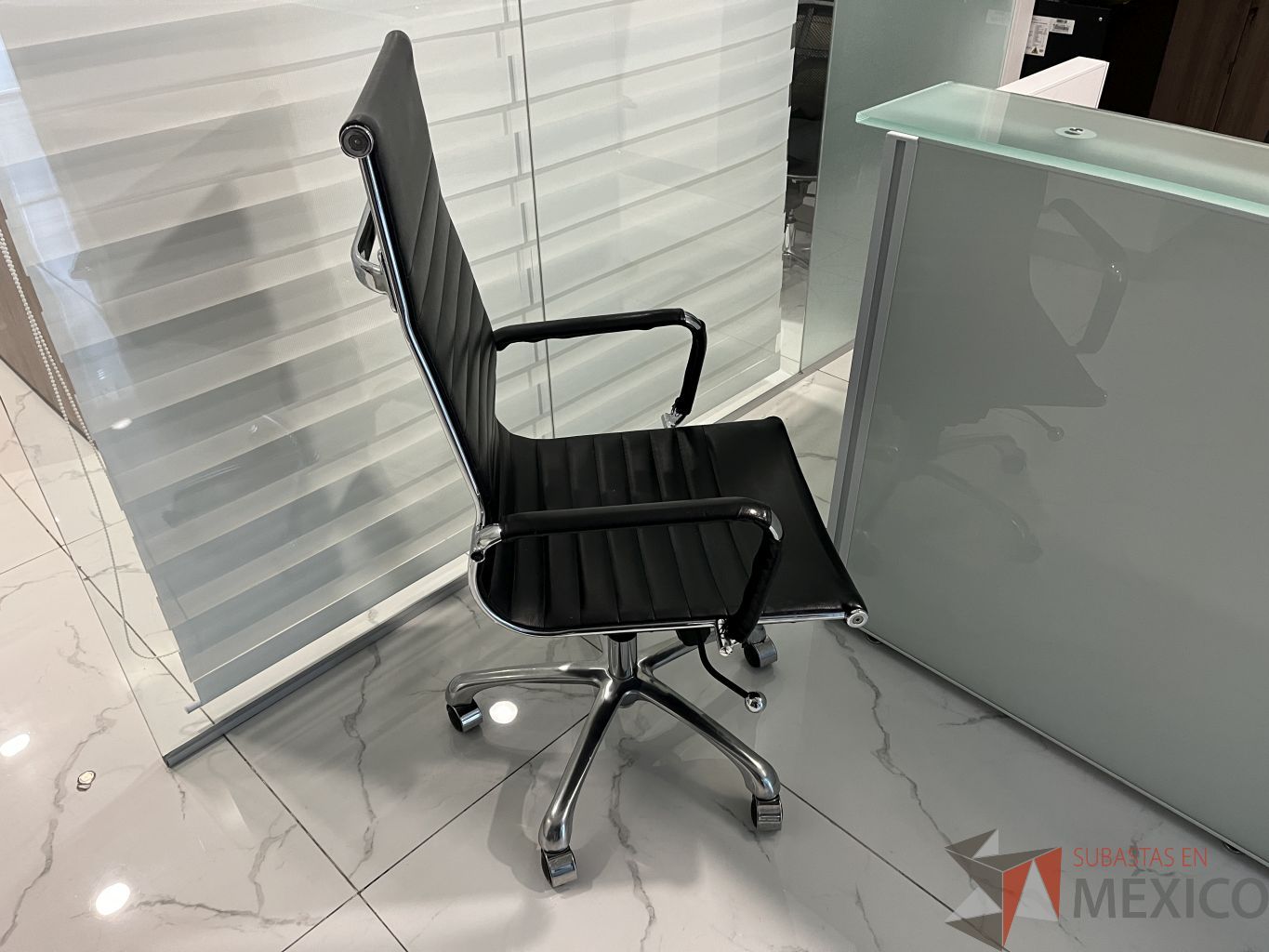 Lote 037 - Silla ejecutiva con ruedas, asiento y respaldo color negro - Imagen 2