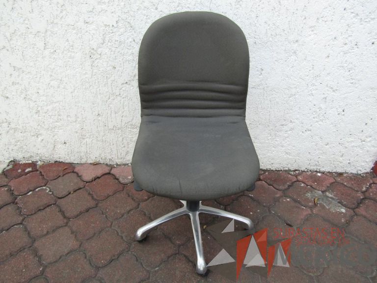 Lote 023 - Silla operativa con ruedas, asiento y respaldo en tela color gris