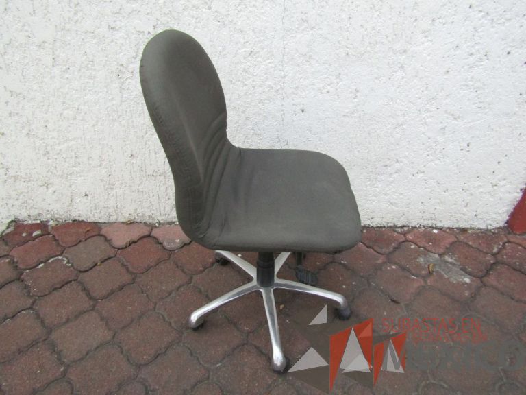 Lote 023 - Silla operativa con ruedas, asiento y respaldo en tela color gris - Imagen 4