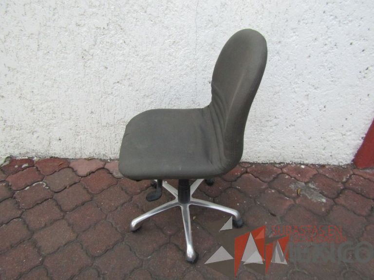 Lote 023 - Silla operativa con ruedas, asiento y respaldo en tela color gris - Imagen 2