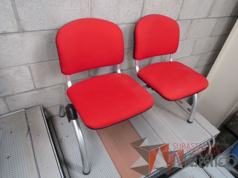 Lote 024 - Banca de espera de 2 plazas, asiento y respaldo en tela color rojo - Imagen 3
