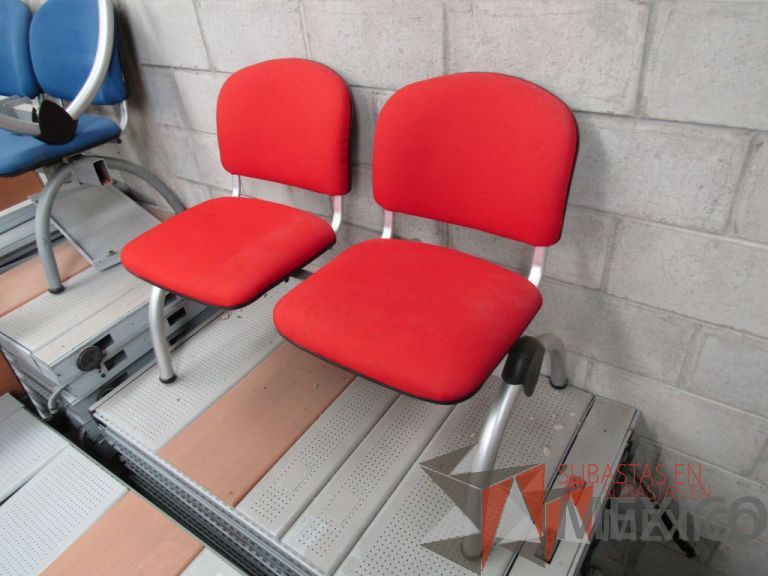 Lote 024 - Banca de espera de 2 plazas, asiento y respaldo en tela color rojo - Imagen 2