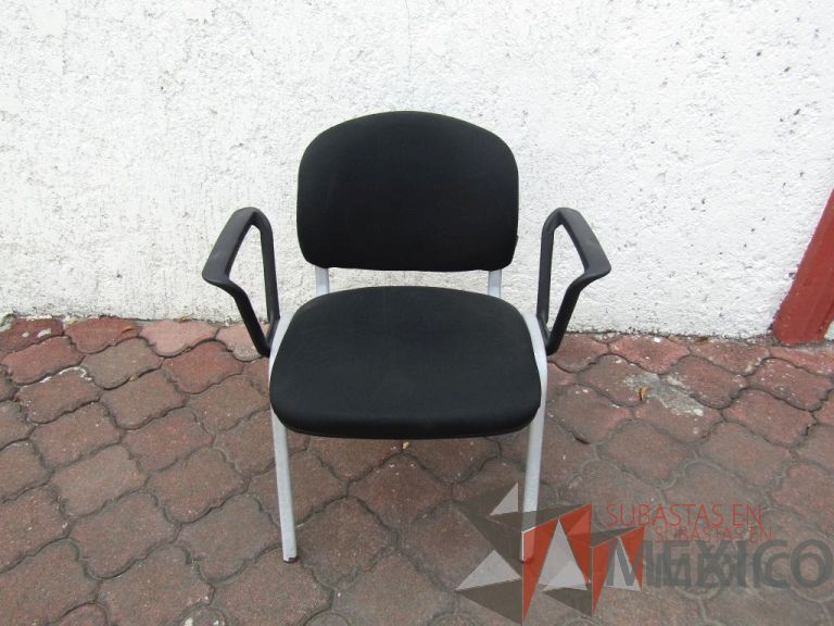 Lote 065 - 2 Sillas fijas, descansabrazos fijo, asiento y respaldo en tela color negro