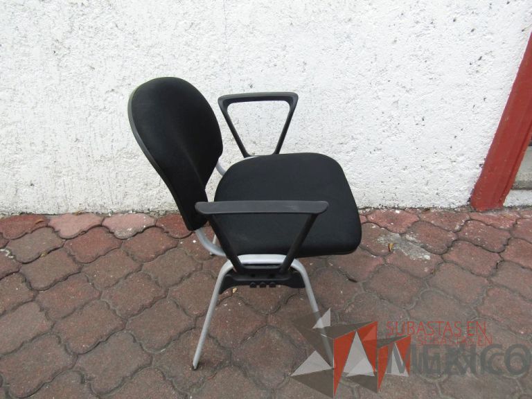 Lote 065 - 2 Sillas fijas, descansabrazos fijo, asiento y respaldo en tela color negro - Imagen 6