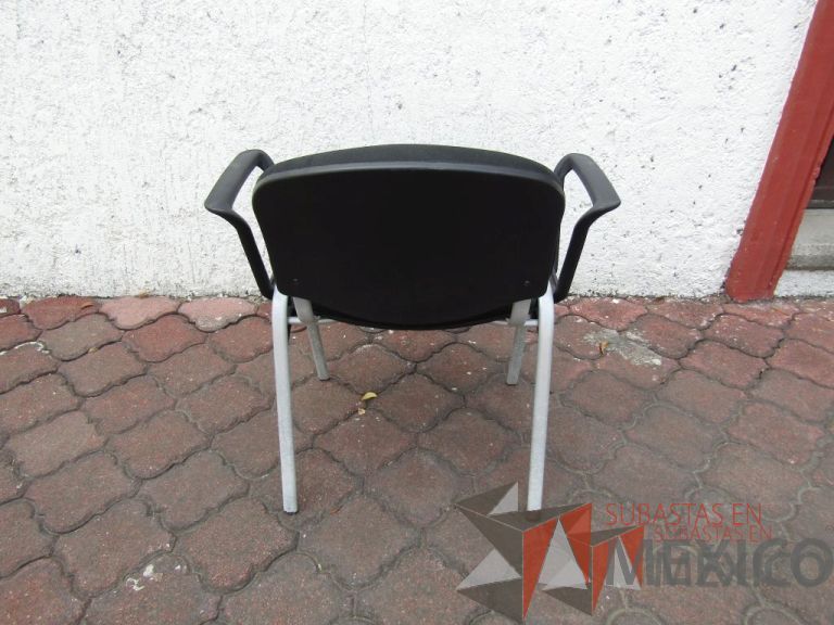 Lote 065 - 2 Sillas fijas, descansabrazos fijo, asiento y respaldo en tela color negro - Imagen 5