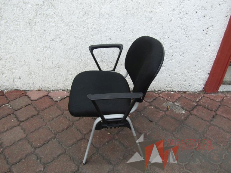 Lote 065 - 2 Sillas fijas, descansabrazos fijo, asiento y respaldo en tela color negro - Imagen 4