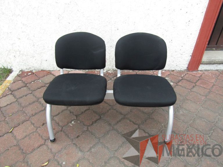 Lote 039 - Banca de espera de 2 plazas, asiento y respaldo en tela color negro