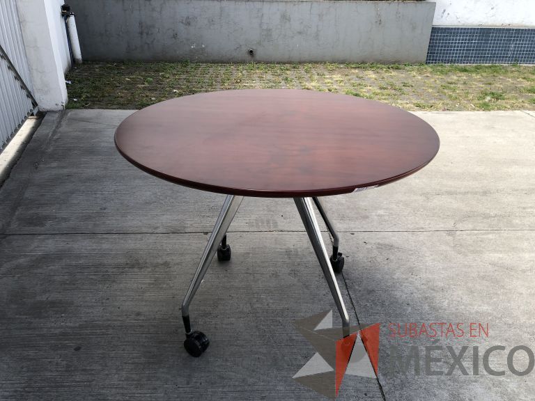 Lote 003 - Mesa redonda con base metálica con ruedas y cubierta color café