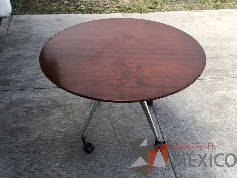 Lote 003 - Mesa redonda con base metálica con ruedas y cubierta color café - Imagen 4
