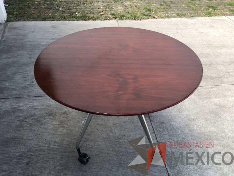 Lote 003 - Mesa redonda con base metálica con ruedas y cubierta color café - Imagen 5