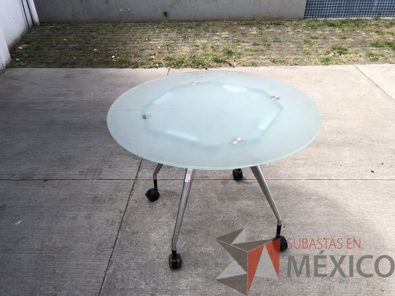 Lote 009 - Mesa redonda con base metálica con ruedas y cubierta de cristal - Imagen 8