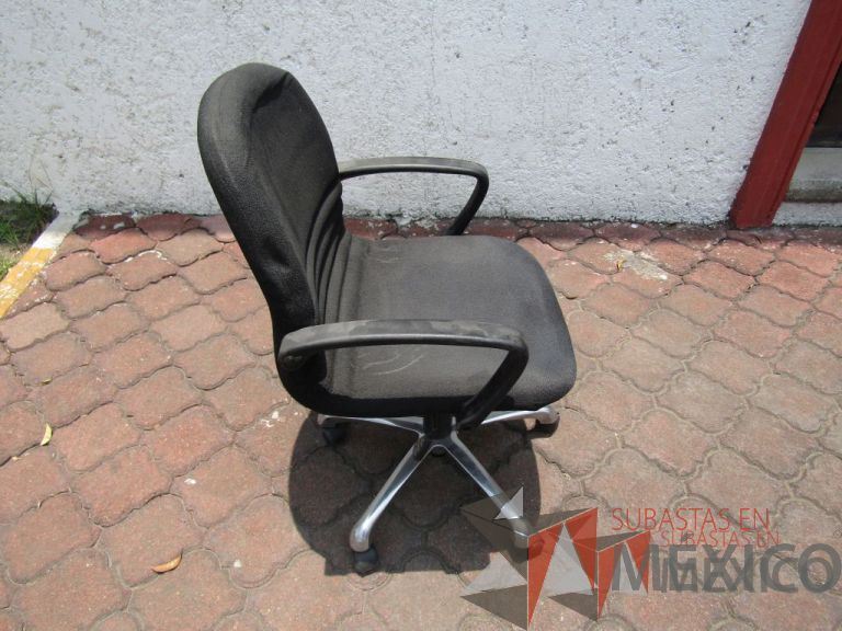 Lote 030 - 5 Sillas operativas con ruedas, descansabrazos fijo, asiento y respaldo en tela color negro - Imagen 5