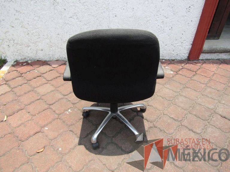 Lote 030 - 5 Sillas operativas con ruedas, descansabrazos fijo, asiento y respaldo en tela color negro - Imagen 4