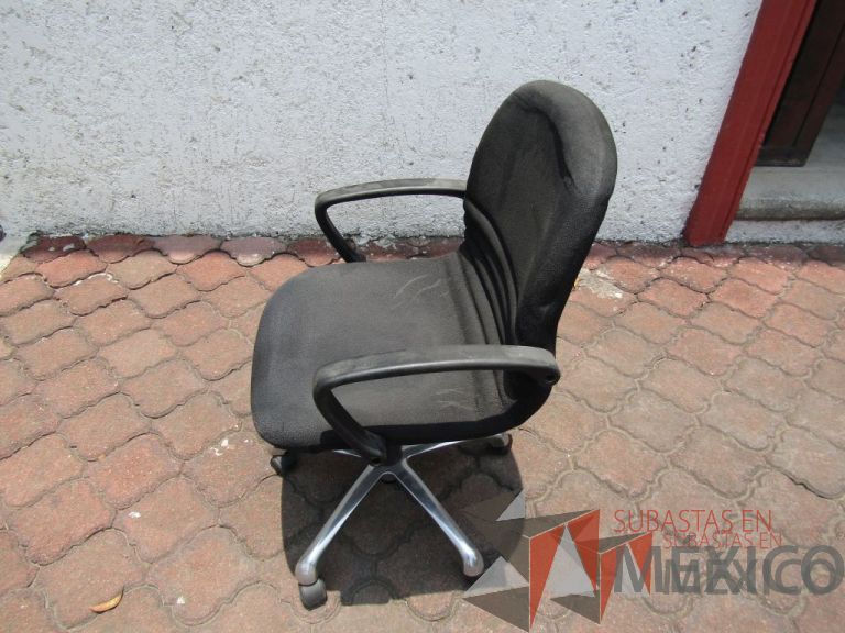 Lote 030 - 5 Sillas operativas con ruedas, descansabrazos fijo, asiento y respaldo en tela color negro - Imagen 3