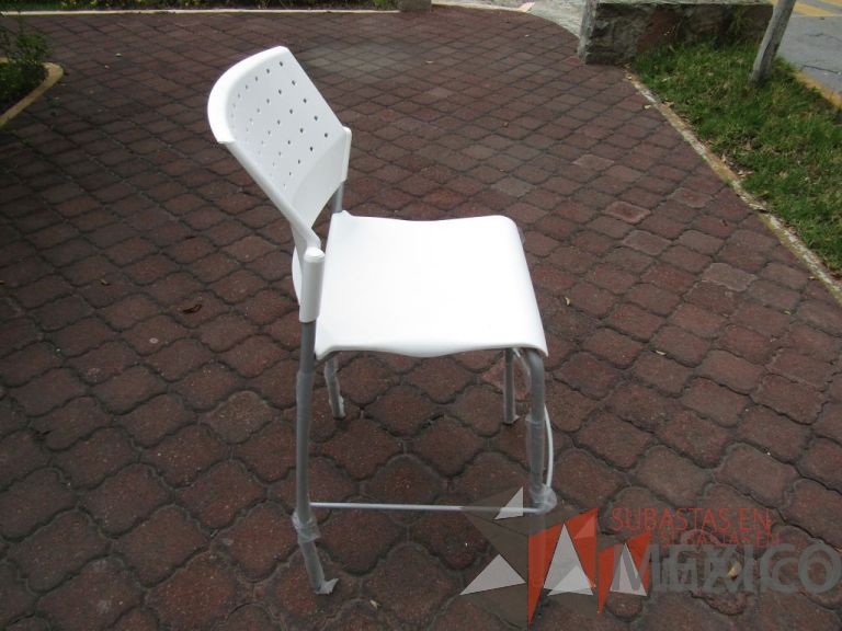 Lote 026 - Banco alto, asiento y respaldo en plástico color blanco - Imagen 5