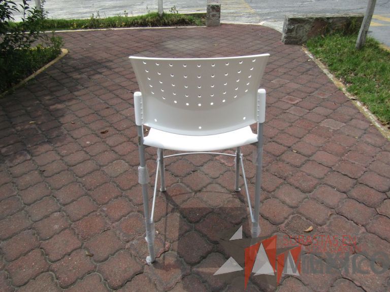 Lote 026 - Banco alto, asiento y respaldo en plástico color blanco - Imagen 4