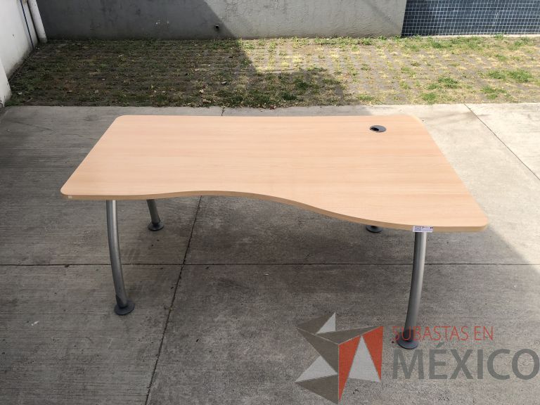 Lote 017 - 6 Mesas de trabajo con estructura metálica y cubierta color madera con orificio para cable. Desarmadas