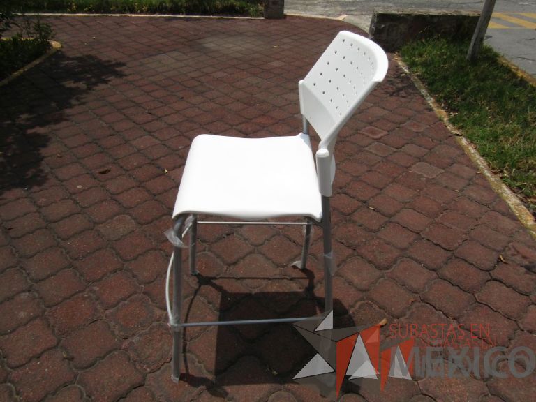 Lote 026 - Banco alto, asiento y respaldo en plástico color blanco - Imagen 3