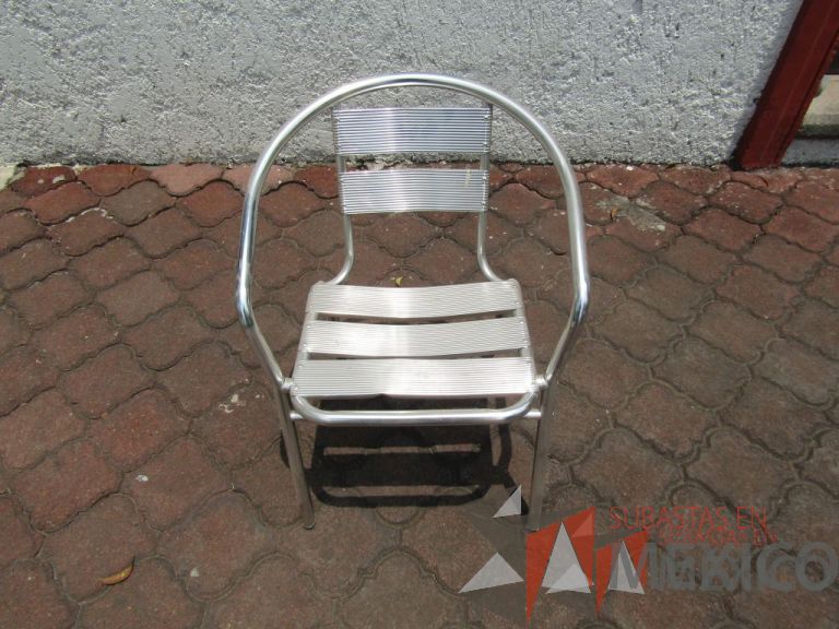 Lote 027 - Silla fija, asiento y respaldo metálico color gris