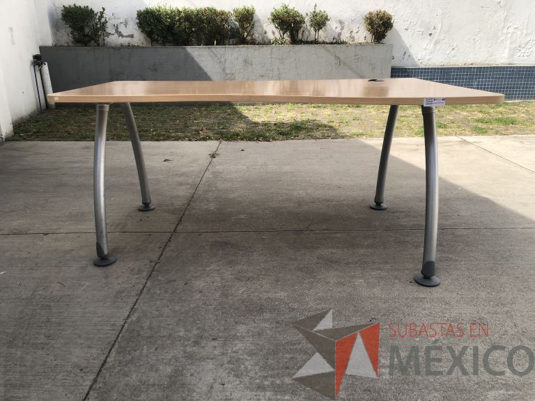 Lote 017 - 6 Mesas de trabajo con estructura metálica y cubierta color madera con orificio para cable. Desarmadas - Imagen 3