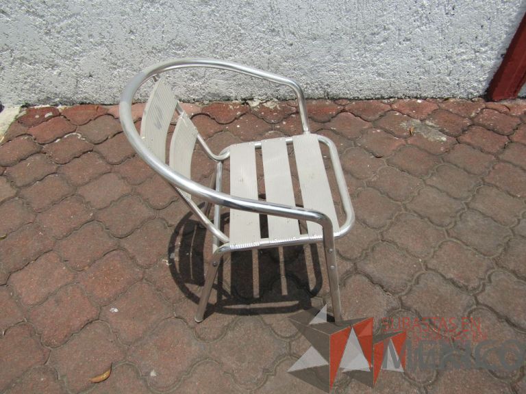 Lote 027 - Silla fija, asiento y respaldo metálico color gris - Imagen 5