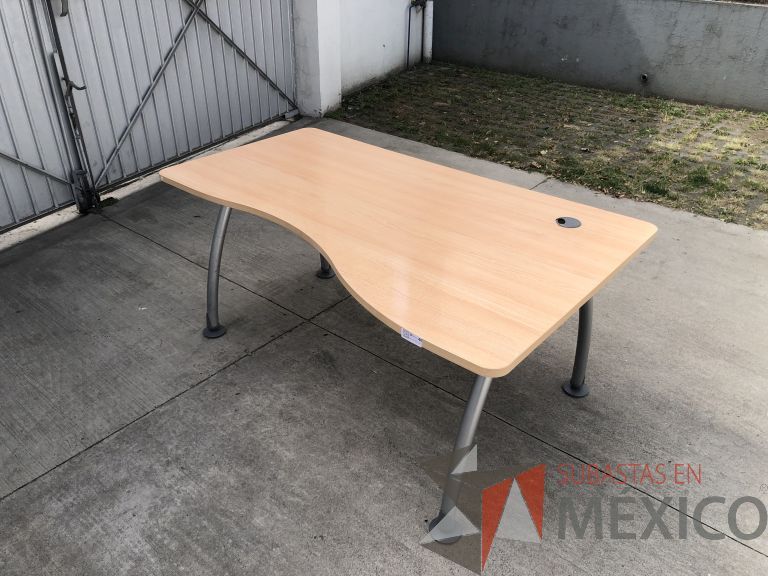 Lote 017 - 6 Mesas de trabajo con estructura metálica y cubierta color madera con orificio para cable. Desarmadas - Imagen 5
