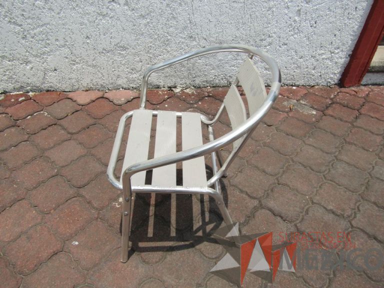Lote 027 - Silla fija, asiento y respaldo metálico color gris - Imagen 3