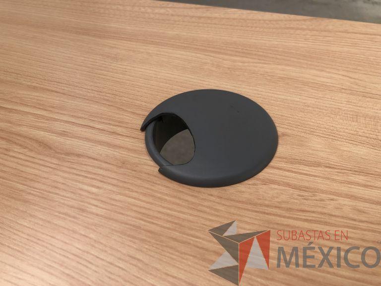Lote 017 - 6 Mesas de trabajo con estructura metálica y cubierta color madera con orificio para cable. Desarmadas - Imagen 6