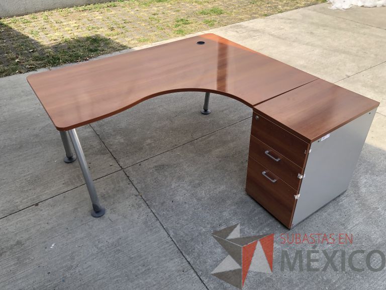 Lote 004 - Escritorio en escuadra con archivero de pedestal con 2 cajones y 1 cajón para poner guardar documentos. Desarmado