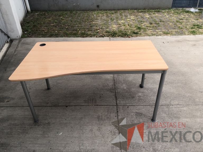 Lote 058 - 4 Mesas de trabajo con estructura metálica y cubierta color madera con orificio para cable. Desarmadas