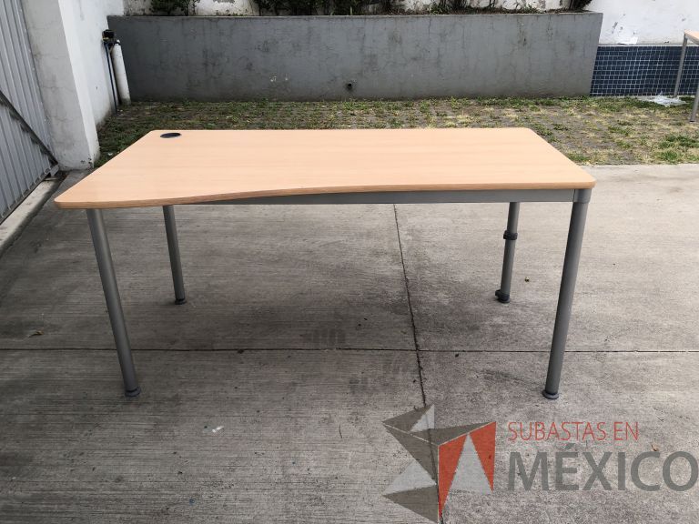 Lote 058 - 4 Mesas de trabajo con estructura metálica y cubierta color madera con orificio para cable. Desarmadas - Imagen 2