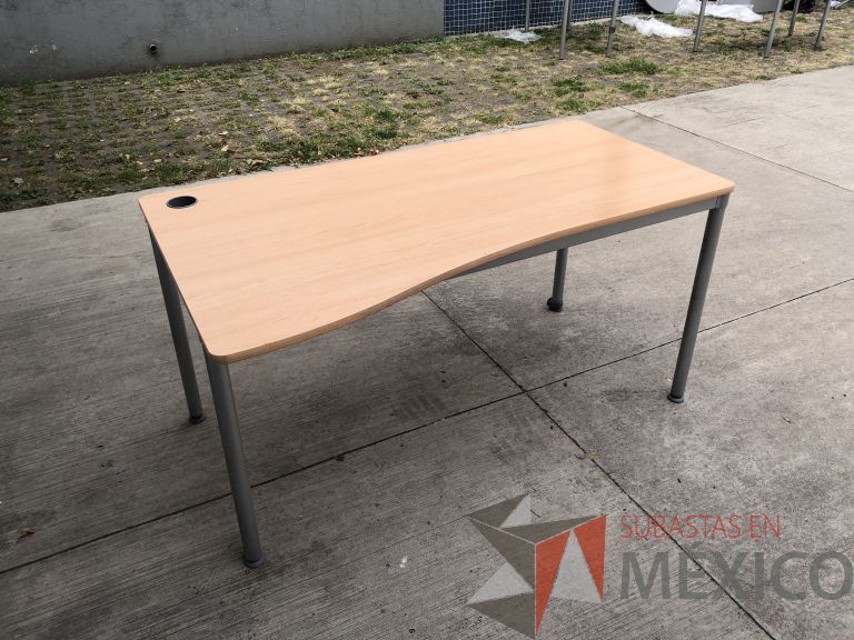 Lote 058 - 4 Mesas de trabajo con estructura metálica y cubierta color madera con orificio para cable. Desarmadas - Imagen 3