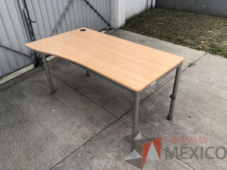 Lote 058 - 4 Mesas de trabajo con estructura metálica y cubierta color madera con orificio para cable. Desarmadas - Imagen 4