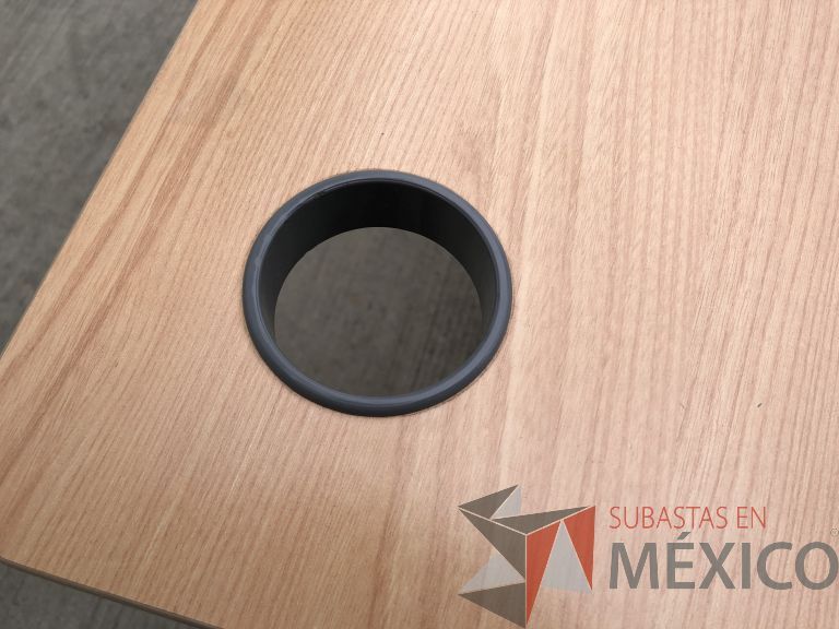 Lote 058 - 4 Mesas de trabajo con estructura metálica y cubierta color madera con orificio para cable. Desarmadas - Imagen 5