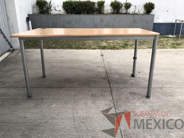 Lote 058 - 4 Mesas de trabajo con estructura metálica y cubierta color madera con orificio para cable. Desarmadas - Imagen 6