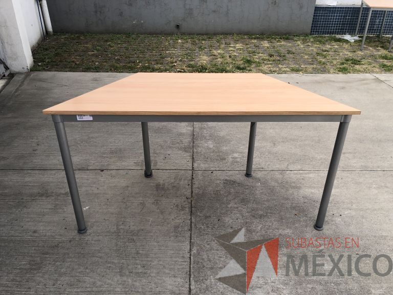 Lote 019 - Mesa de trabajo con estructura metálica y cubierta color madera - Imagen 2