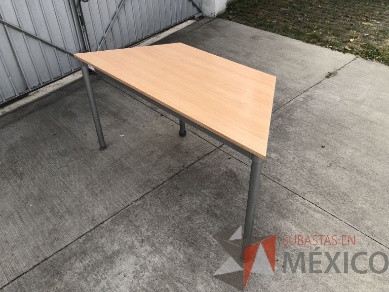 Lote 019 - Mesa de trabajo con estructura metálica y cubierta color madera - Imagen 3