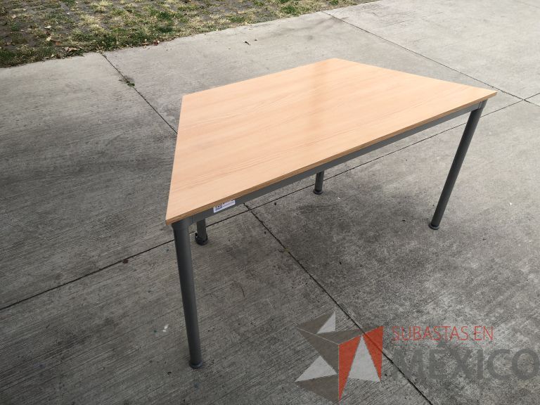 Lote 019 - Mesa de trabajo con estructura metálica y cubierta color madera - Imagen 4