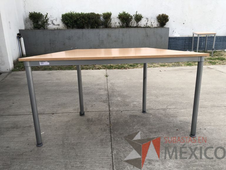 Lote 019 - Mesa de trabajo con estructura metálica y cubierta color madera - Imagen 6