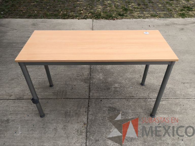 Lote 020 - 2 Mesas de trabajo con estructura metálica y cubierta color madera. Desarmadas