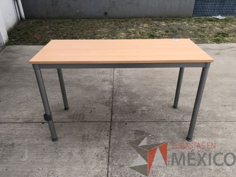 Lote 020 - 2 Mesas de trabajo con estructura metálica y cubierta color madera. Desarmadas - Imagen 2