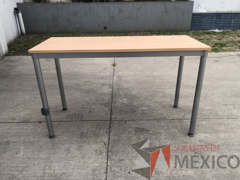 Lote 020 - 2 Mesas de trabajo con estructura metálica y cubierta color madera. Desarmadas - Imagen 3
