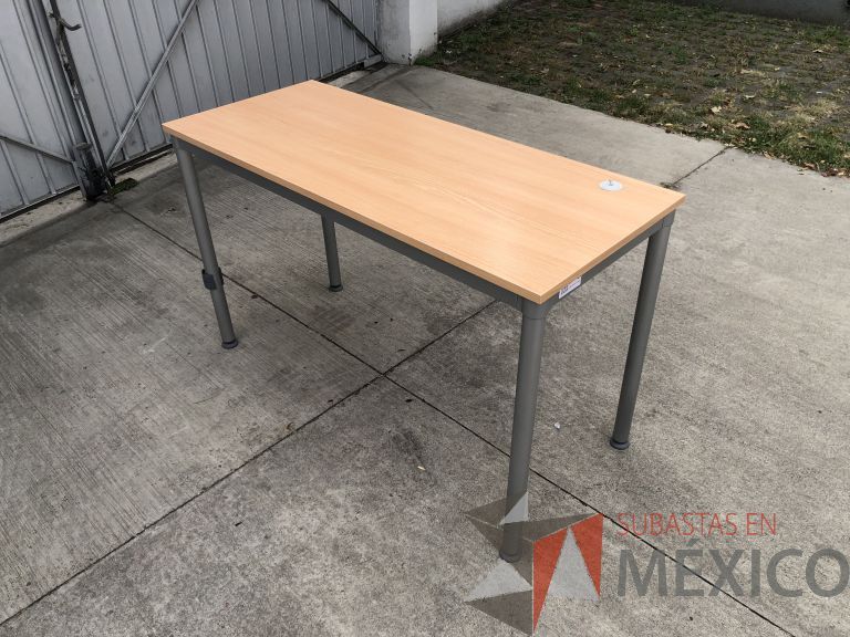 Lote 020 - 2 Mesas de trabajo con estructura metálica y cubierta color madera. Desarmadas - Imagen 4