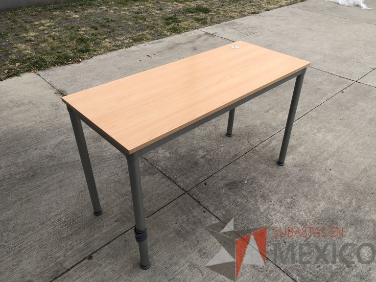 Lote 020 - 2 Mesas de trabajo con estructura metálica y cubierta color madera. Desarmadas - Imagen 5