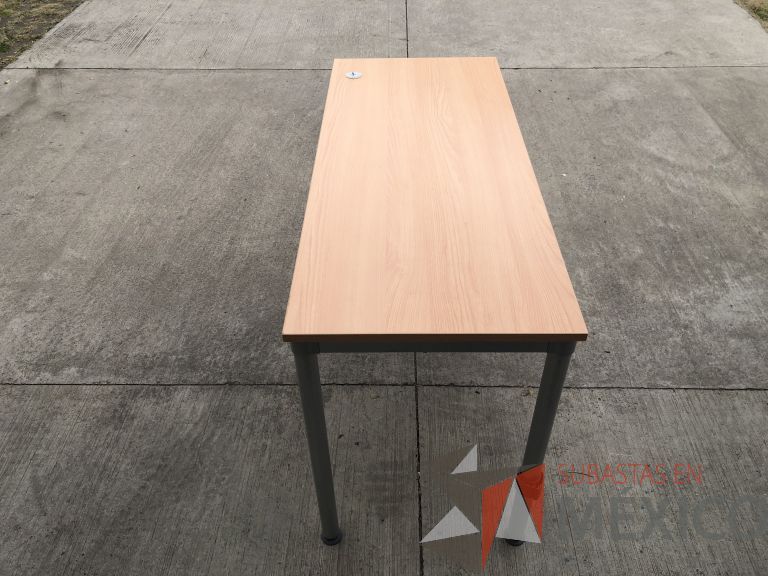 Lote 020 - 2 Mesas de trabajo con estructura metálica y cubierta color madera. Desarmadas - Imagen 6